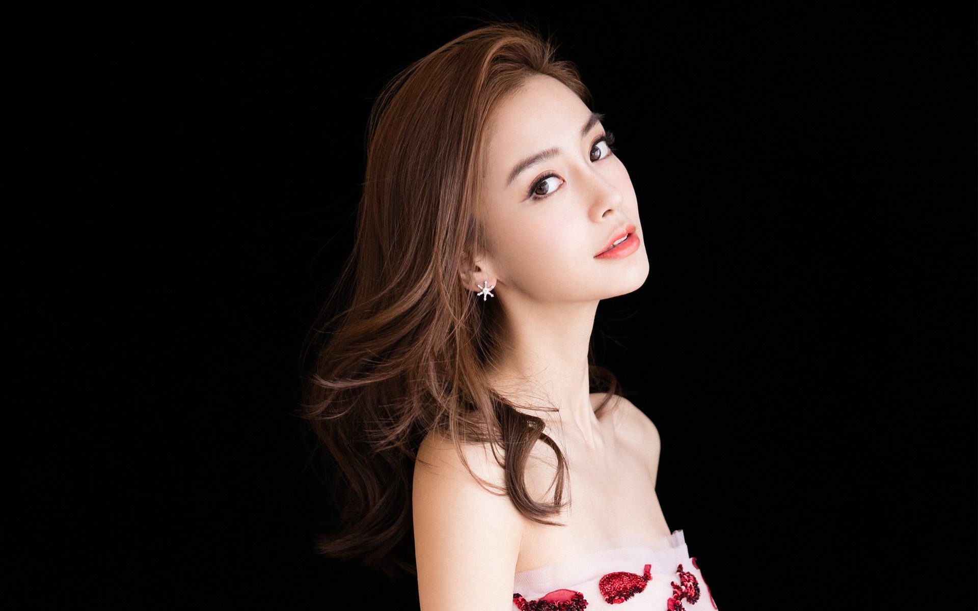 对阵马刺时,库里在第三节投中五个三分球,单节砍下19分点燃比赛!