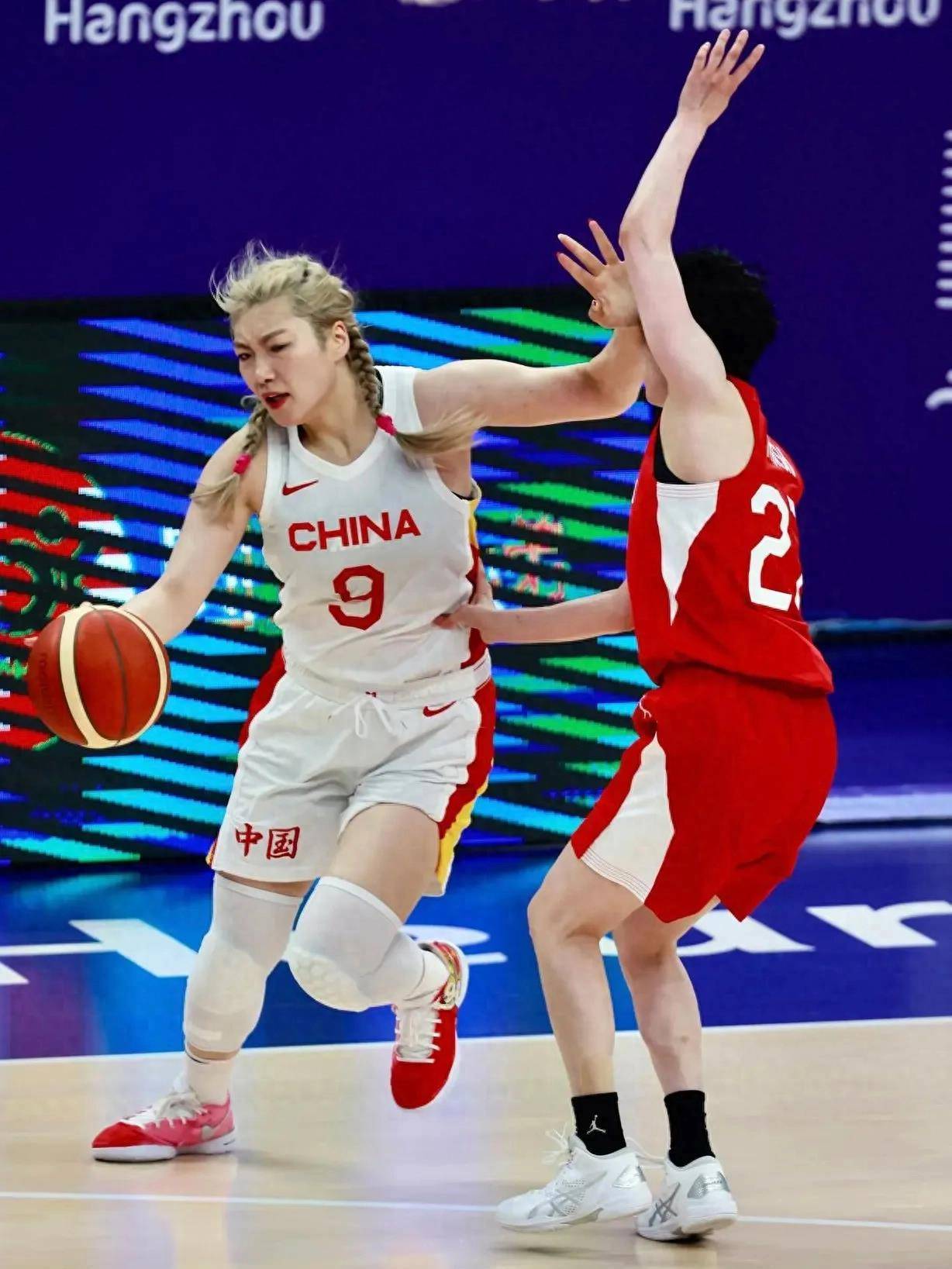 关于B体育官网：中国女篮，女篮精神在新时代应该如何传承？的信息